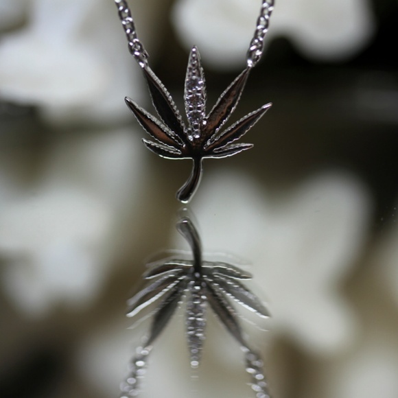 14kt White Gold Dipped Swarovski Cannabis Leaf - Picture 5 of 8